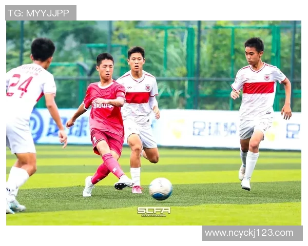 足球明星与小朋友亲密互动温馨瞬间展现童趣与运动激情